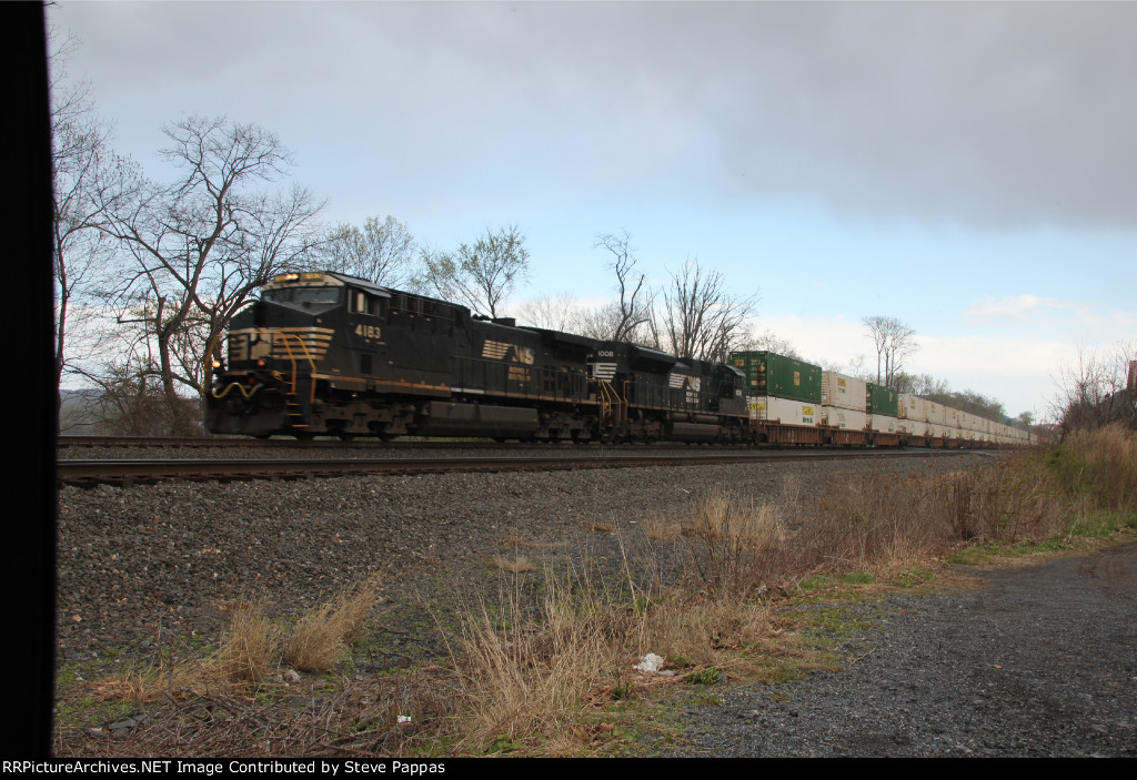NS 4183 and 1008 take train 257 west through Cove PA